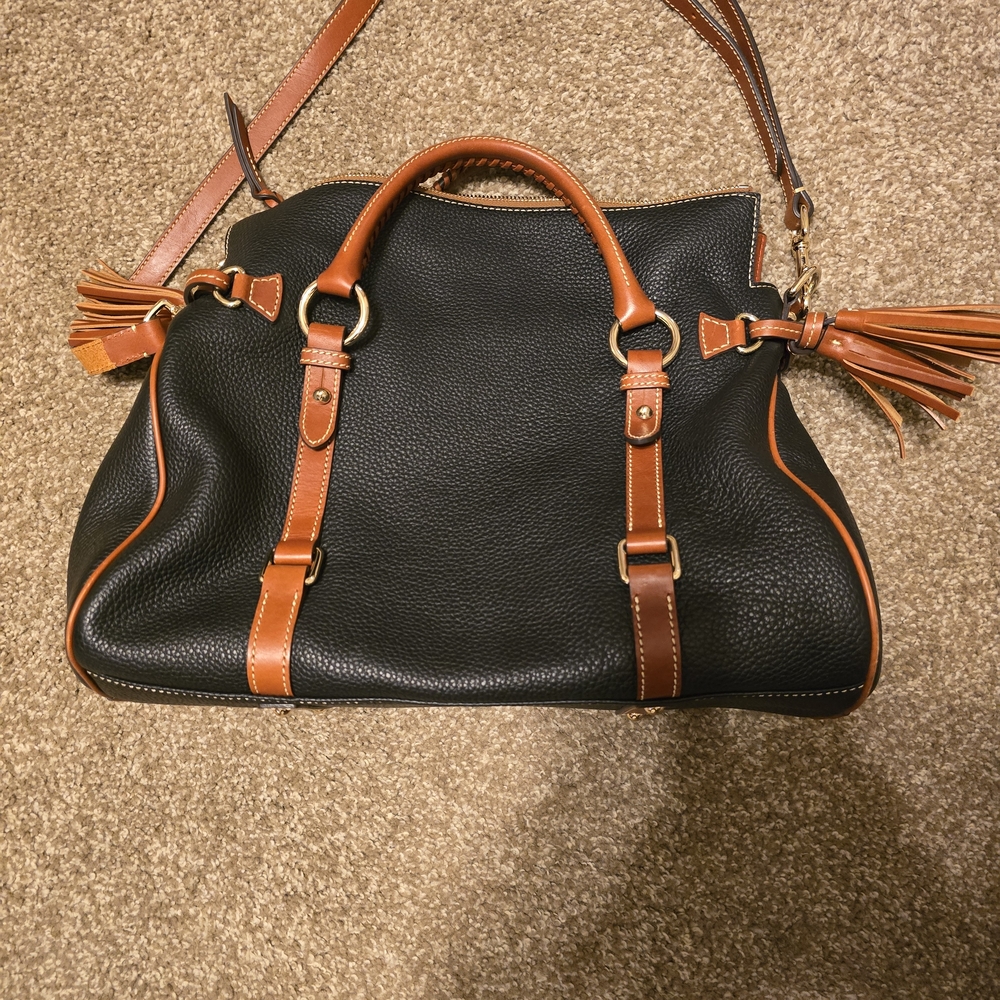Dooney & Bourke Pebble Grain Satchel. Mediun Black, Like New. - Picture 3 of 7